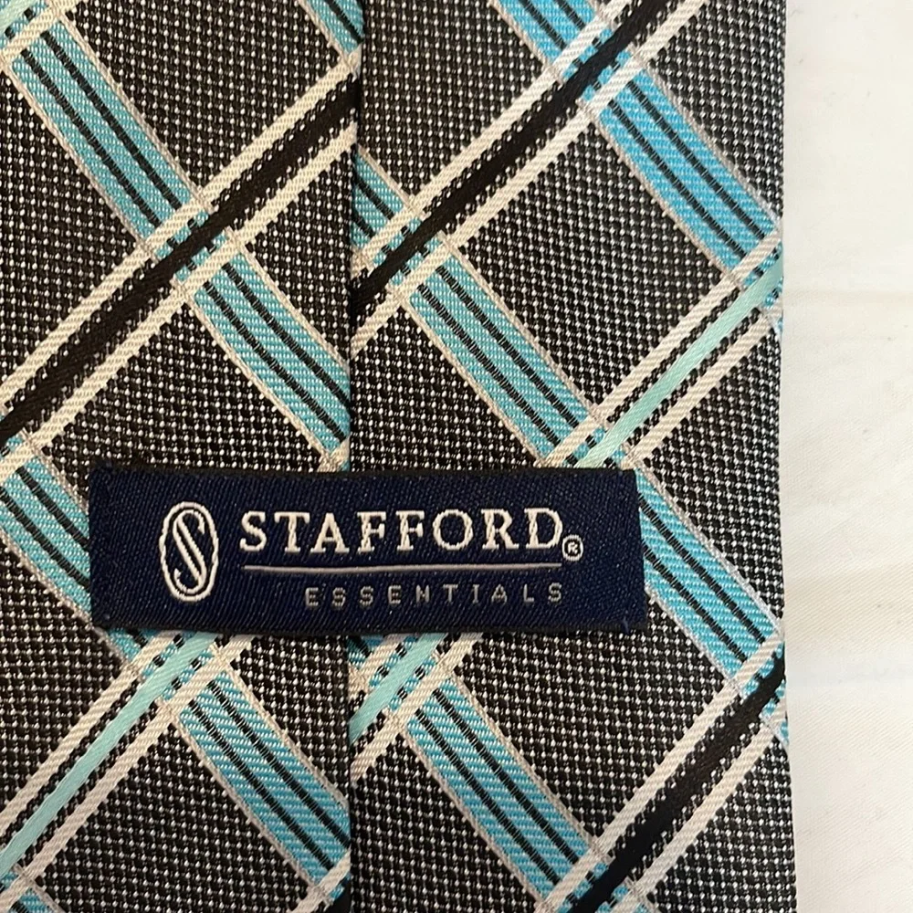 Geoffrey Been grey and blue men’s tie 58”L x 3.5”W - Picture 3 of 4
